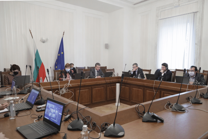 Народни представители от комисиите по правни въпроси, външна политика, европейските въпроси и контрол на европейските фондове и културата и медиите проведоха дистанционна среща с еврокомисаря по правосъдие Дидие Рейндерс