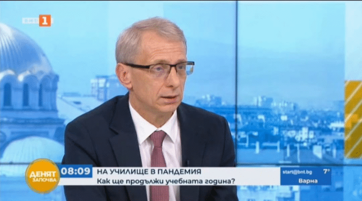Министър Денков: Обсъжда Се Следващата Учебна Година Да Започне По-Рано