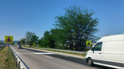Полага се шумна маркировка в участък от път I-5 Димитровград – Хасково, при кръстовището за завода Язаки