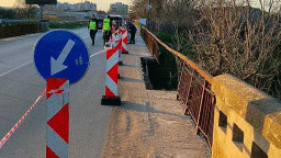 По участъка от път I-8 Свиленград - Капитан Андреево е ограничено движението на транзитно преминаващите камиони над 12 т. Ограничението не обхваща локалния товарен трафик към Свиленград