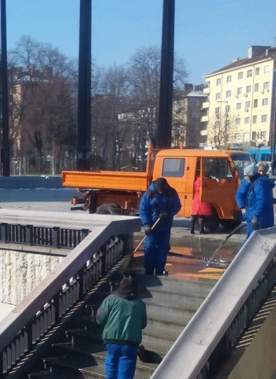 Мият площада на НДК