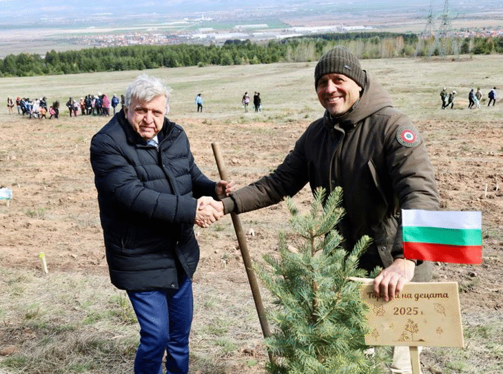 В „Гората на децата“: Министър Манол Генов засади дръвче