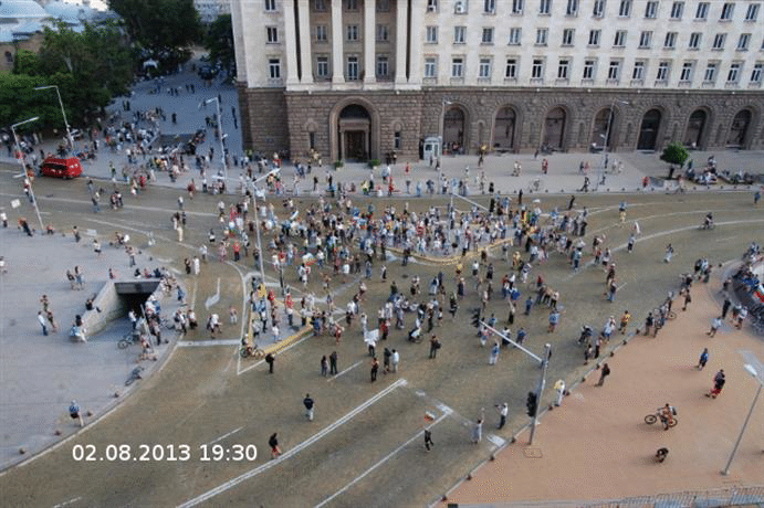 Спокойно започна протестът в София
