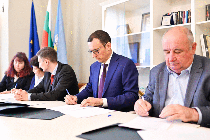 Кметът Васил Терзиев подписа нов Колективен трудов за увеличение с 30% на заетите в детското и училищно здравеопазване