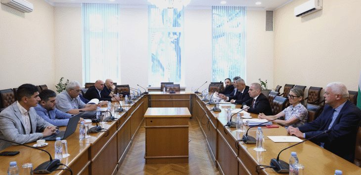 Вицепремиерът Караджов представи на профсъюзите условията за възлагане на пътнически услуги с железопътен транспорт