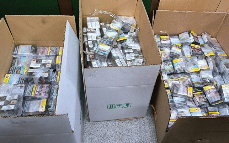 Митническите служители откриха близо 50 000 къса цигари в ауспуха и други кухини на автомобил