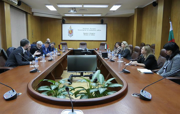 МВР подписа договор за проектиране, изграждане и управление на Система за издаване на български лични документи