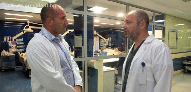 Президентът Румен Радев благодари на медицинските екипи, оказали помощ на ранените при катастрофата край град Своге