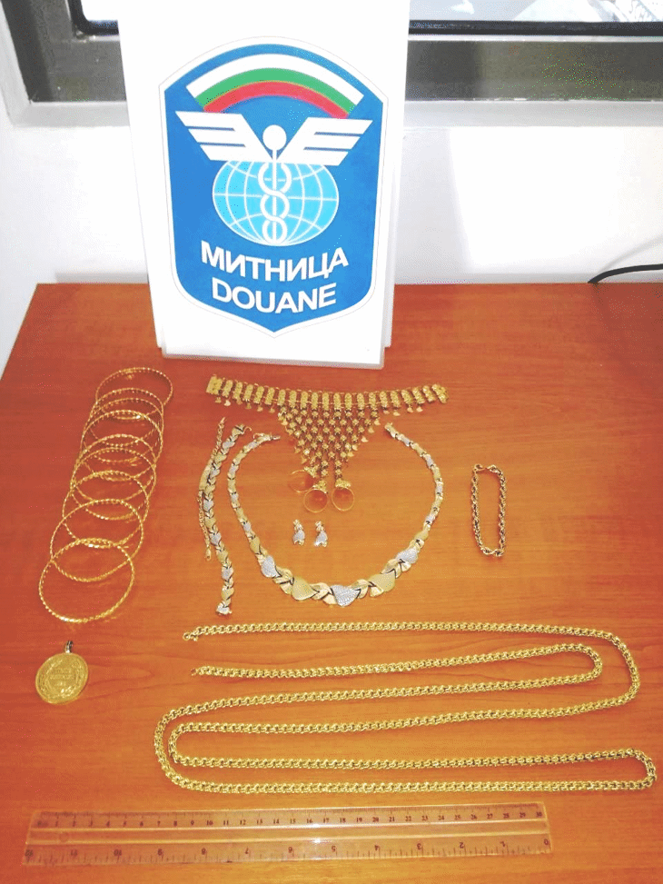 Златни накити за 24 000 лева задържаха митническите служители на ГКПП Капитан Андреево
