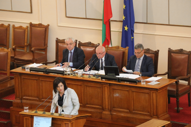Министърът на здравеопазването два пъти годишно - през юни и декември, да предоставя на парламентарната комисия по здравеопазването доклад за текущото финансово състояние на държавните и общинските лечебни заведения, реши Народното събрание