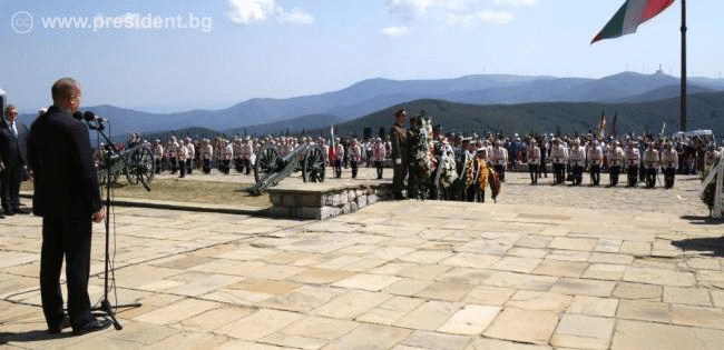 Румен Радев: Направи се немалко за пренаписване на историята в услуга на политическите шарлатани от ново
време, но хилядите на Шипка „строшават на клеветата зъбът“