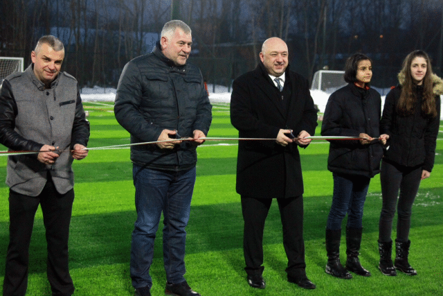 Министър Красен Кралев откри новото футболно игрище на стадиона в „Надежда“