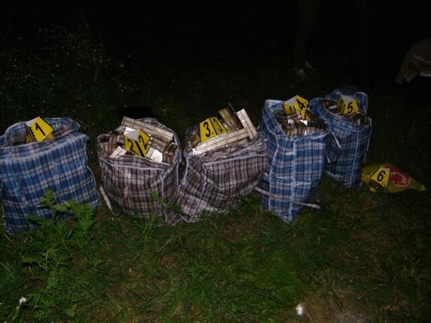 Двама македонци с близо 38 000 къса контрабандни цигари са задържани на границата