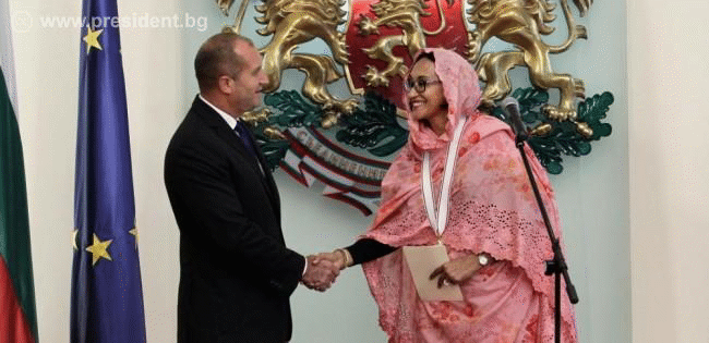 Президентът Румен Радев удостои посланика на Република Судан Илхам Ахмед с орден Мадарски конник" първа степен