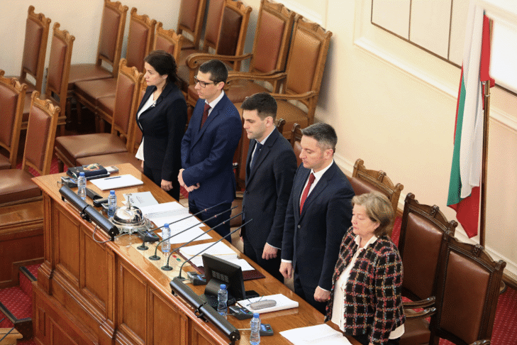 С едноминутно мълчание Народното събрание почете жертвите на Априлското въстание
