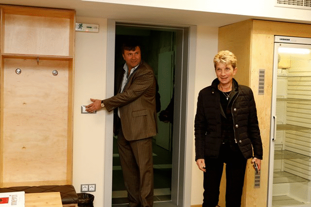 Министър Дашева инспектира новите съблекални на националния стадион „Васил Левски“