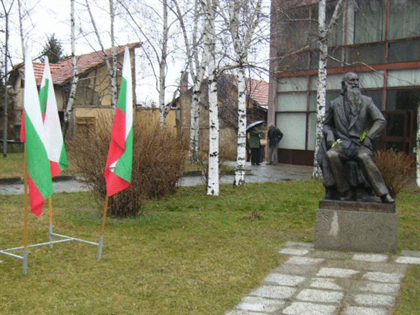 Село Шишковци отново се гордее с паметника на великия български художник Владимир Димитров-Майстора