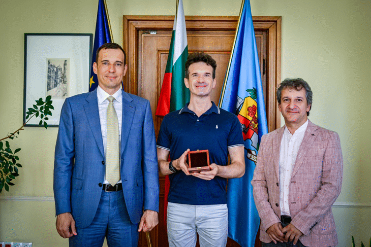 Кметът Васил Терзиев поздрави световноизвестния цигулар Светлин Русев преди големия му концерт в София