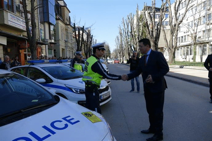 Министър Пламен Узунов връчи ключовете на 11 автомобила за пътен контрол на служителите на ОДМВР – Плевен