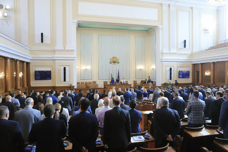 Народните представители почетоха с едноминутно мълчание паметта на двамата горски служители, загинали при гасенето на пожара край санданското село Петрово