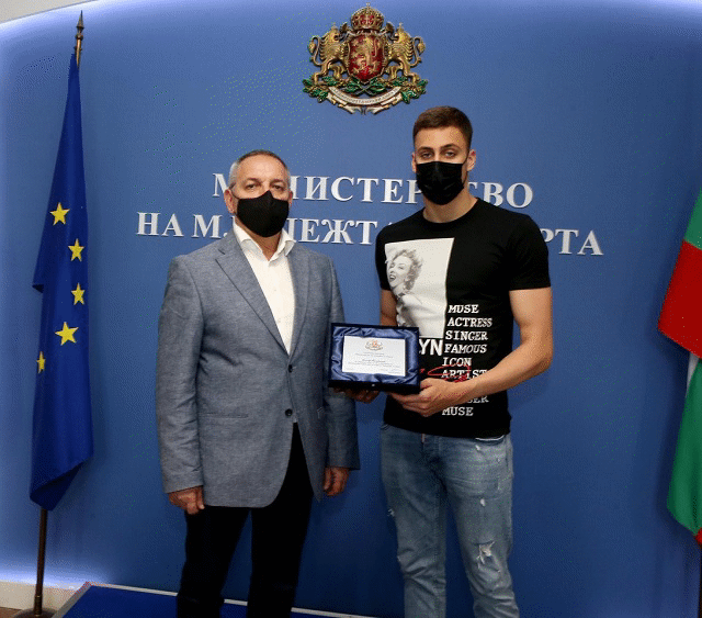Министър Кузманов връчи почетен плакет на сребърния медалист от ЕП по плуване Йосиф Миладинов