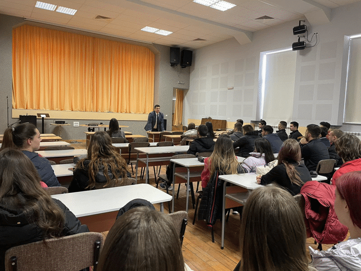 По покана на директора на Езиковата гимназия прокурор от Районна прокуратура-Ловеч проведе среща с ученици