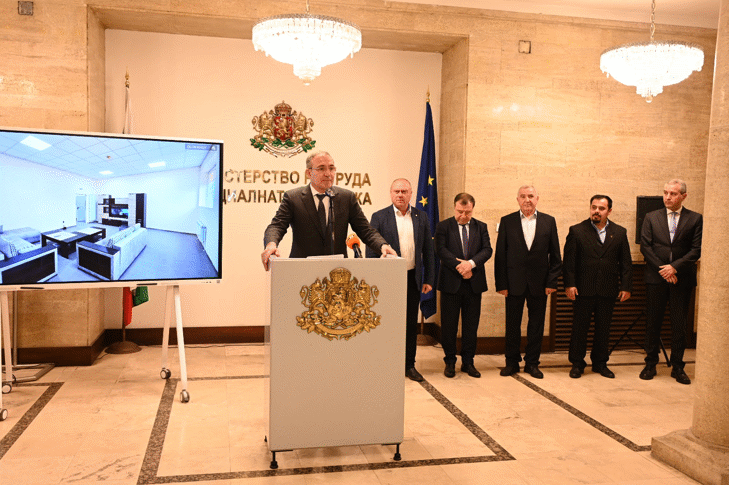 Министър Гуцанов: Разкриваме 5 Нови Центъра За Възрастни Със 100 Места