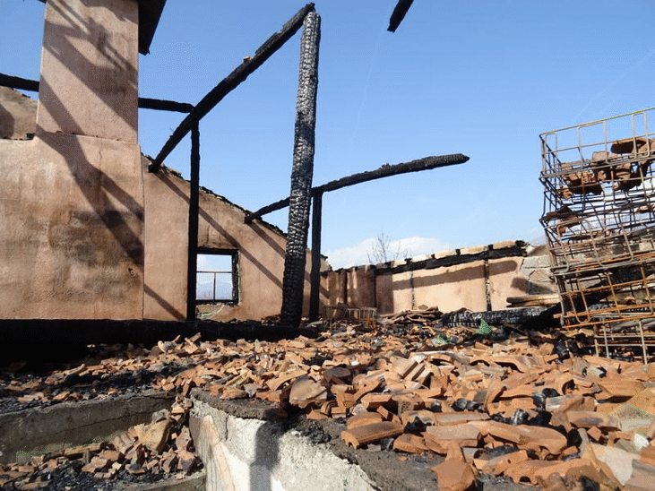 Неизвестни запалиха кола и къща на служител в Централен Балкан