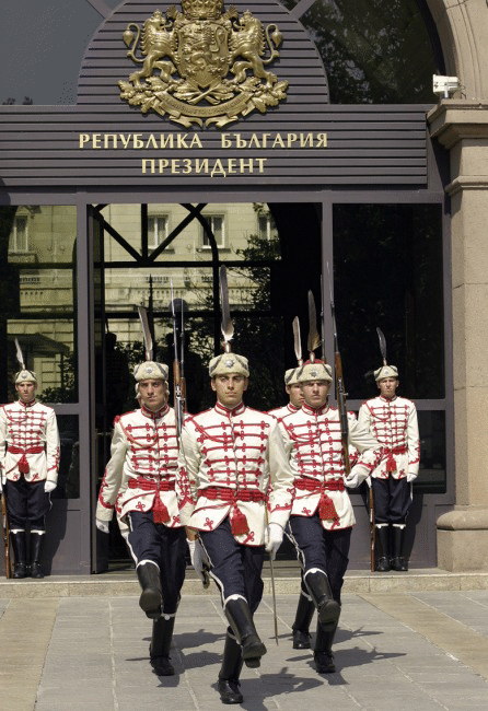 Смяна на почетния гвардейски караул пред сградата на Администрацията на Президента на Република България