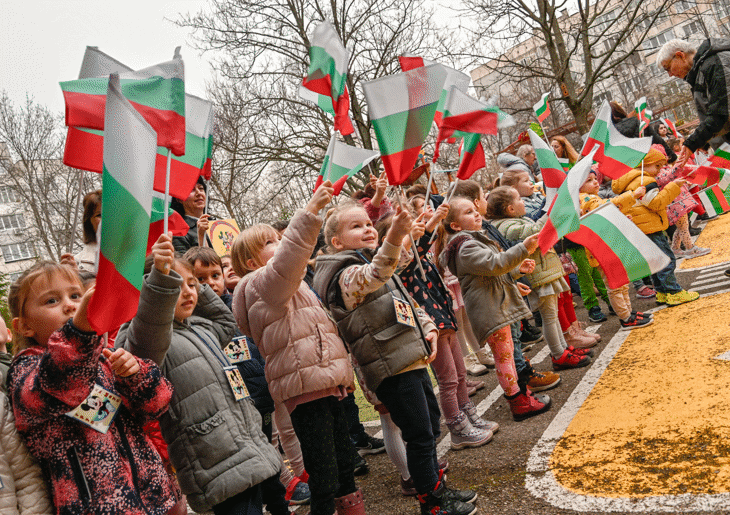 По повод 3-ти март възпитаници на столична детска градина направиха 30-метрово българско знаме