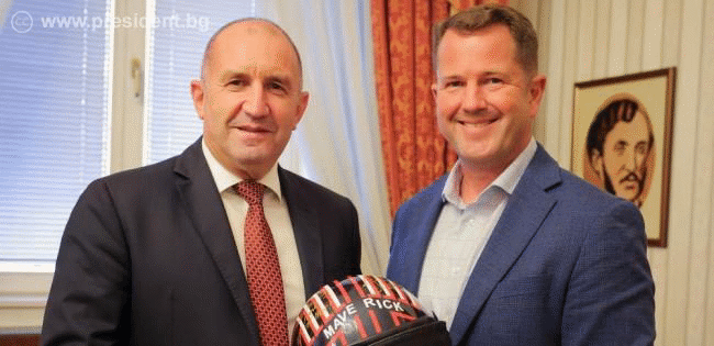 Президентът Румен Радев и военният летец от „Сините ангели“ Франк Уайзър: Изтребителната авиация е не само призвание, а и възпитава в патриотизъм и носи удовлетворението, че си полезен на страната си