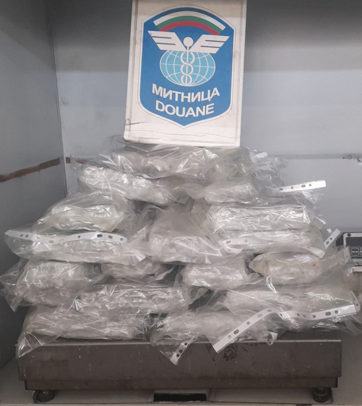 Марихуана в резервоара на лек автомобил откриха митническите служители на МП Капитан Андреево