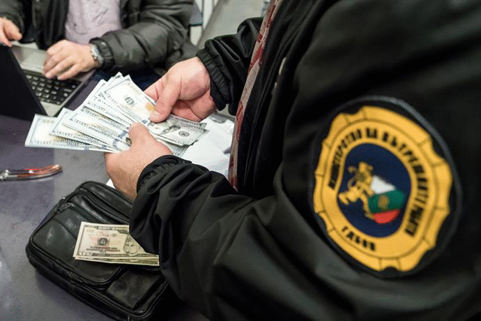 Организирана престъпна група, участвала в схема за неправомерно издаване на телкови решения, е задържана на територията на Варна