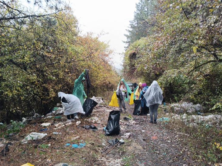 Близо 30 доброволци се включиха в почистването на нерегламентираните сметища над пистата на град Бухово