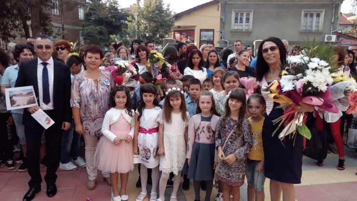 Зам.-Министър Стаматов Откри Ремонтираното Оу "Хр. Смирненски" В Карнобат