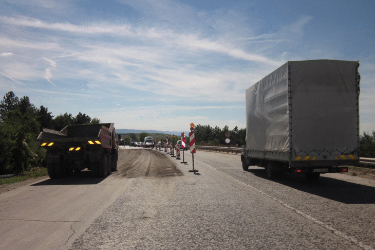 До 15 ноември ще завърши ремонтът на Околовръстния път на Шумен. Шофьорите да карат с повишено внимание