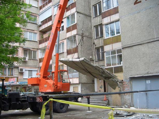 Екипи на Гражданска защита работят в засегнатите от силните ветрове райони на страната
