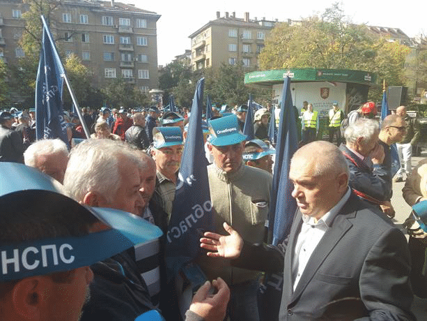 Вътрешният министър Валентин Радев се срещна с пожарникари и с представители на синдиката „Огнеборец“