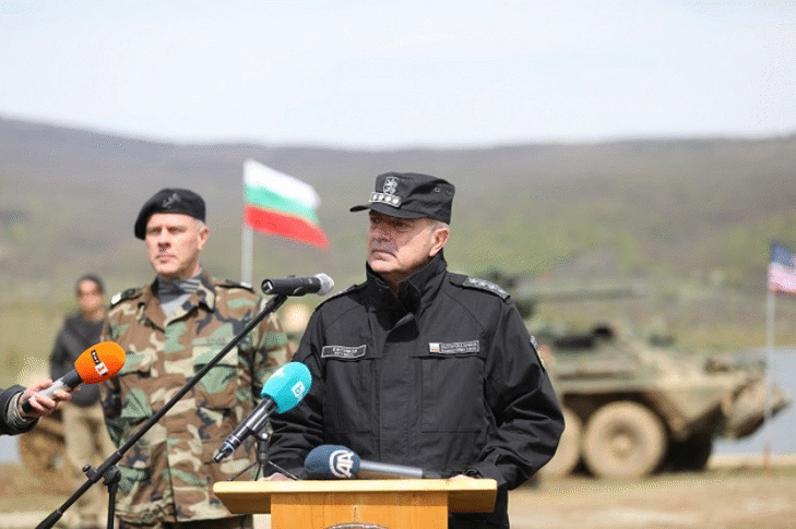 Многонационалната бойна група демонстрира способностите си пред началника на отбраната и председателя на Военния комитет на НАТО