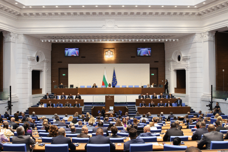 Със 101 гласа „за“ и 133 „против“ Народното събрание отхвърли вота на недоверие към Министерския съвет с министър-председател Росен Желязков "във връзка с провала на правителството в секторите вътрешна сигурност и правосъдие"