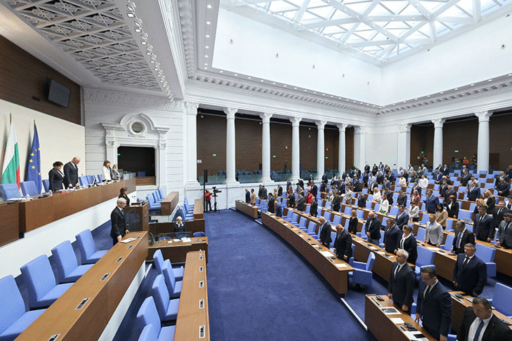 Народното събрание почете с едноминутно мълчание паметта на жертвите на наводненията в Царево