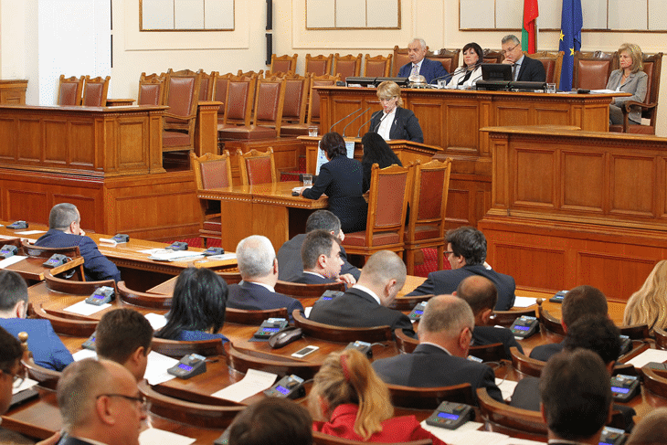 Народното събрание прие единодушно доклада на Временната комисия за проучване на случаите на неизплатени заплати