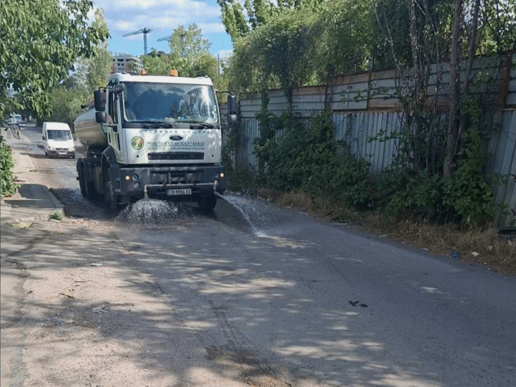 Столичната община мие ул. „Житница“ след пожара в кв. „Факултета“