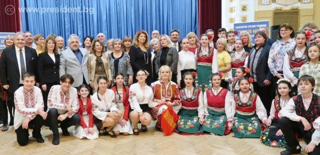 Илияна Йотова удостои с плакета на вицепрезидента Българското средно училище „Христо Ботев“ в Братислава