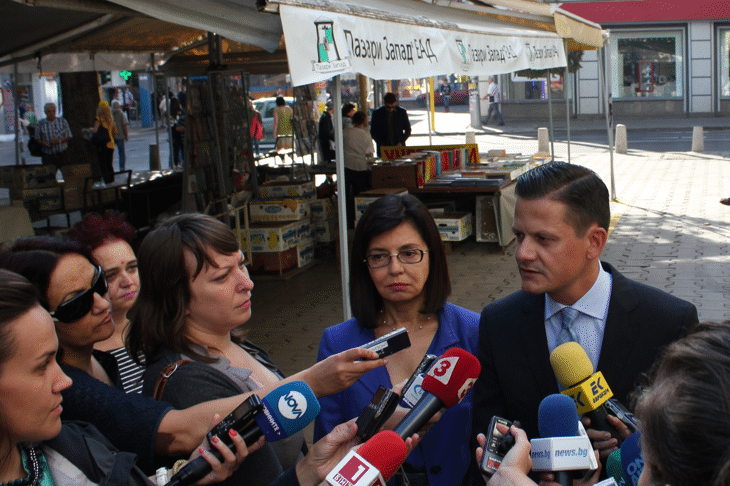 Министър Кунева Призова Родителите Да Внимават С Покупката На Стари Бележници