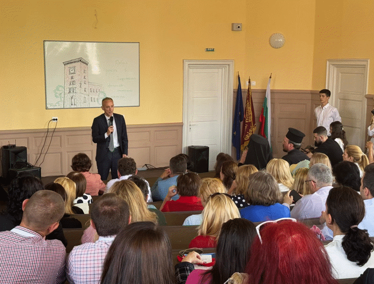 Министър Вълчев Откри Обновената Сграда На Националната Финансово-Стопанска Гимназия В София