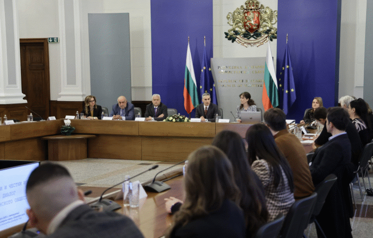 Премиерът Андрей Гюров и министър Емил Дечев обсъдиха с наблюдатели мерки за провеждането на честни и прозрачни избори