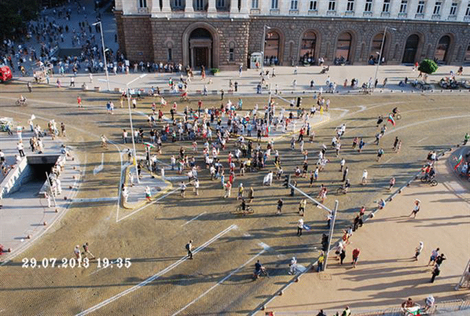Протестът в София започна без инциденти