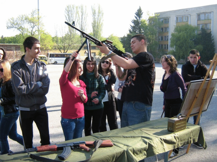 Ученици от клуб „Приятели на армията” посетиха военно формирование 54060-Шумен