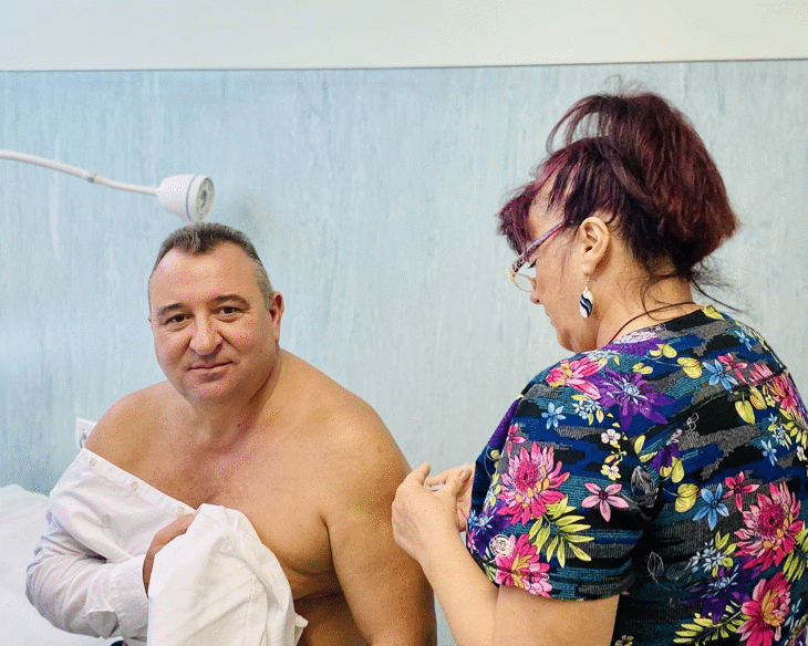 Изпълнителният директор на УМБАЛСМ "Н. И. Пирогов" д-р Валентин Димитров се ваксинира срещу COVID